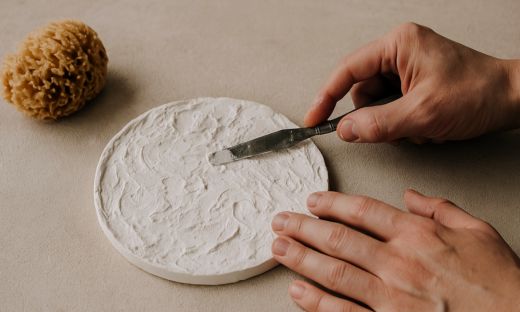 Combinare texture, pigmenti e finiture per il gesso